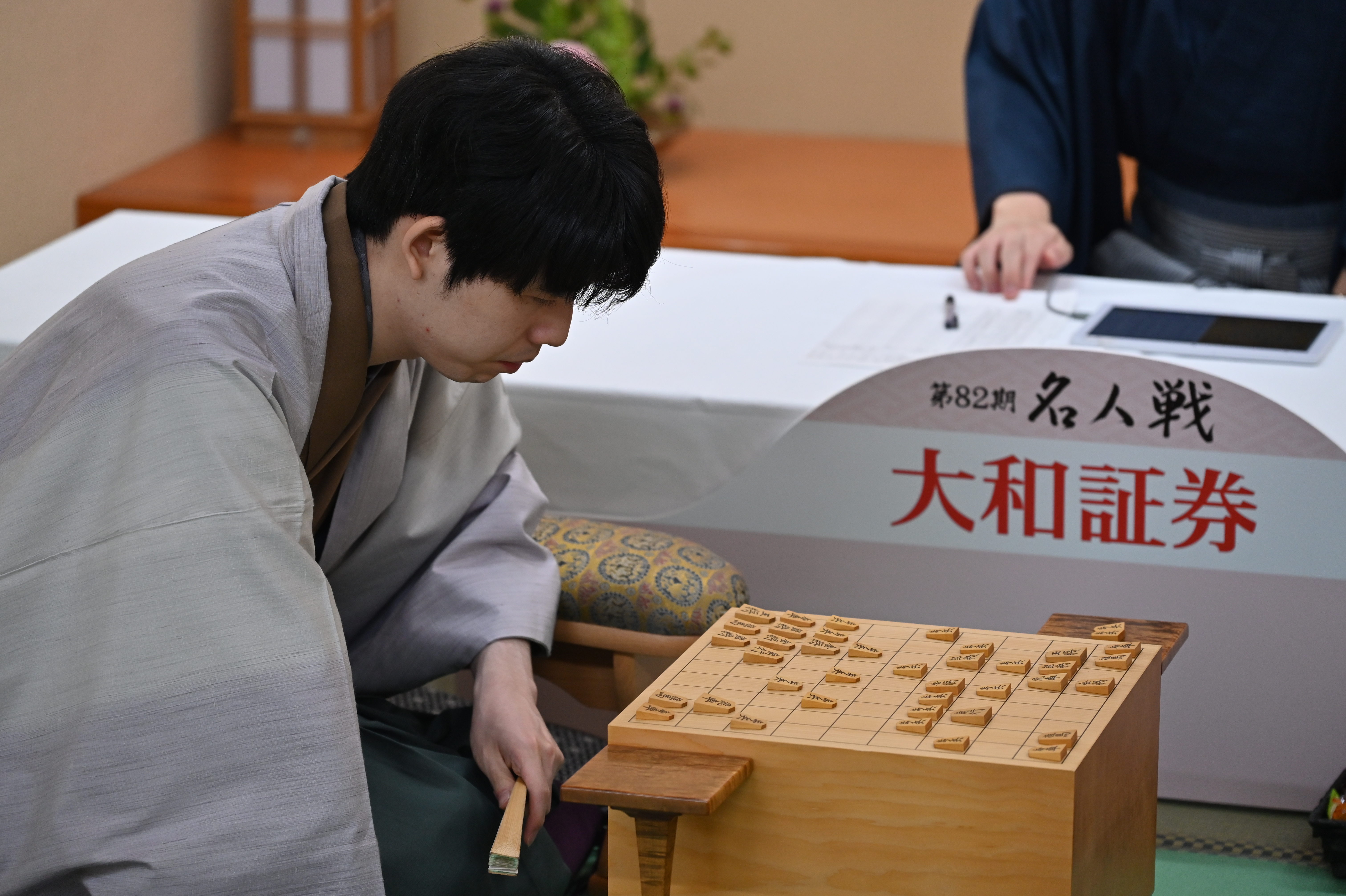 今年度すでに８局（うち２日制が５局）をこなす藤井名人、過密日程がひとつのキーワードに（提供：日本将棋連盟）