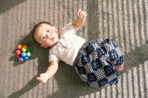 久留米絣で作られた赤ちゃん用もんぺが花菱格子による限定柄で登場
