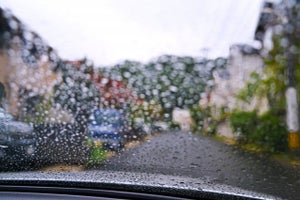 危険度が高まる“雨の日の運転”…梅雨でも安全に運転するための「車のメンテナンス」方法を紹介