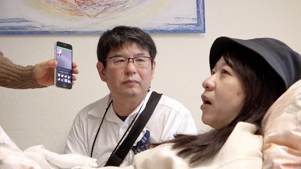 最期の瞬間を迎えようとするマユミさん(手前)と夫・マコトさん　(C)フジテレビ