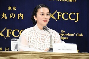 柴咲コウ、流暢な英語&フランス語を披露　通訳への気遣いも見せる