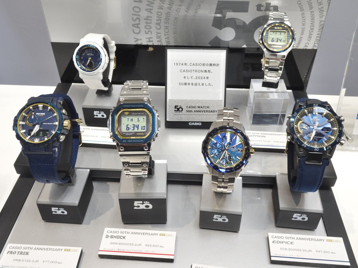 G-SHOCK「GMW-B5000SS-2JR」。フェイス外周部はカシオトロンをオマージュしたフルーテッドデザイン（縦縞）