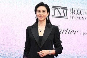 松嶋菜々子、総額約3億円のジュエリー身に着け笑顔　デコルテも輝かせる