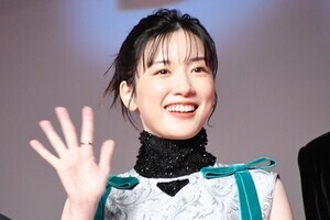 永野芽郁、“世界最小”ポスターに100点のリアクション　佐藤健「これですよ!」