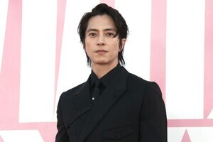 山下智久、ブラックスーツでオーラ放つ　「ミス ディオール展覧会」プレビュー登場