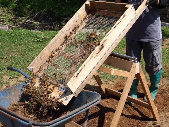 軽い力で畑の石が除去できる！ 土ふるいの作り方 | マイナビニュース