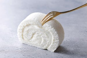 北海道の定番のお土産、「白い恋人」がロールケーキで登場