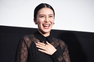 柴咲コウ、ダミアン・ボナールのサプライズ登場に大絶叫 日本での再会で熱いハグ