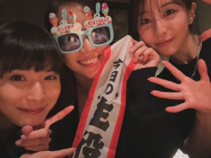 松岡茉優、田中みな実と一緒に滝沢カレンの誕生日をお祝い! 豪華3ショットが話題に「尊すぎる」