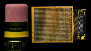 Intel、業界初の完全統合型光コンピューティング用インターコネクトを実証