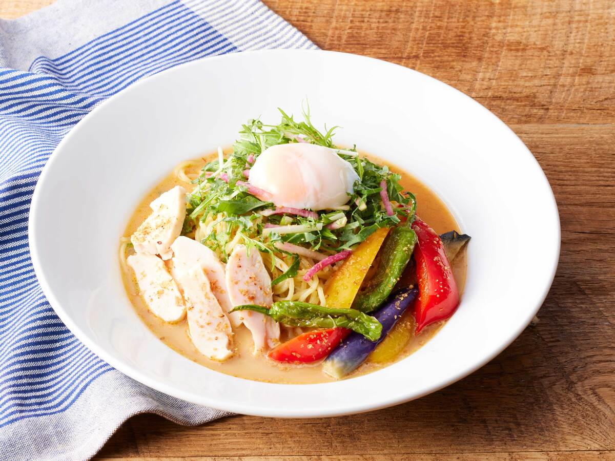 夏野菜と蒸し鶏のごまだれ冷やし麺(1,089円)