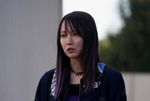 吉岡里帆がくちピアス&紫ヘア⁉ 新作映画のビジュアルが衝撃的すぎると話題