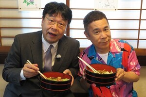 岡村隆史、“異例の経歴”の新人芸人と仲良しロケ　明石家さんまゆかりの地めぐり感動