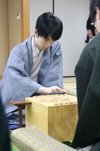 自分を信じた異世界攻略　藤井棋聖が山崎流序盤術打ち破り５連覇　ヒューリック杯第95期棋聖戦五番勝負第３局