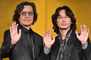 綾野剛、豊川悦司の演技に圧倒される「瞳に吸い込まれた」『地面師たち』共演で刺激