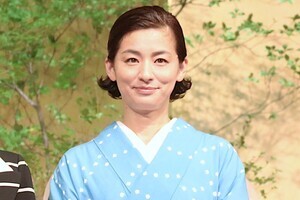 尾野真千子、着物姿で贈呈式登壇　主演朝ドラを回顧「きつかった(笑)」