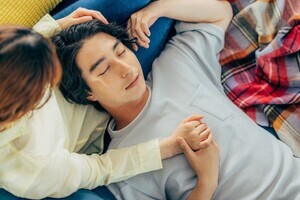 女性が男性の頭を撫でる心理は? 脈あり? ただのスキンシップ?