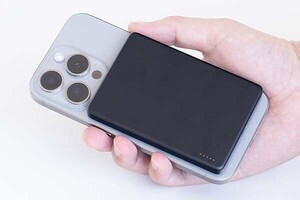 iPhoneの背面に磁力でくっつけてワイヤレス充電できる薄型モバイルバッテリー