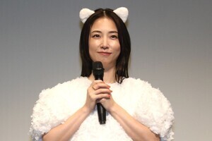 MEGUMI、猫耳つけてキュートに　ミニワンピで美脚も披露