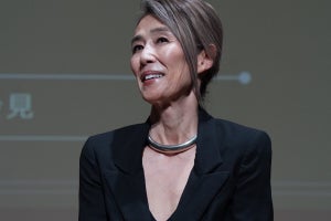 萬田久子、胸元ざっくりスーツで登場　「恋愛したくなる」と若手キャストの話に興味津々