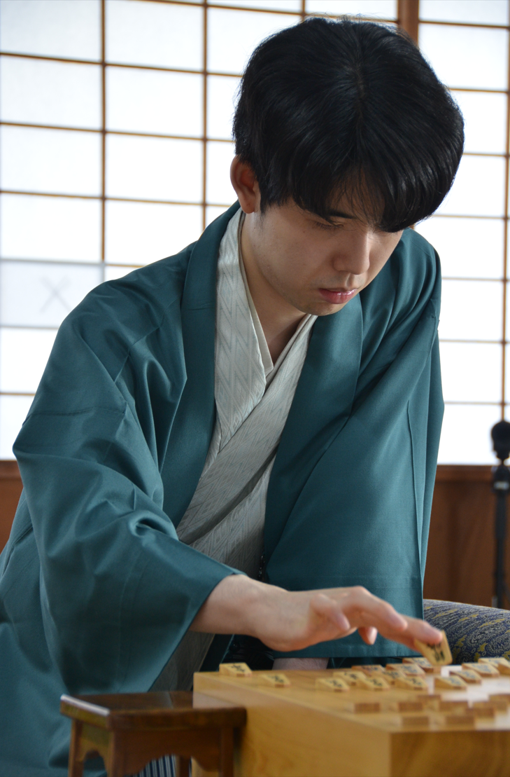 藤井王位は「竜を作ったあと攻めがつながるか際どかった」と最後まで気の抜けない戦いだったことを強調（提供：日本将棋連盟）