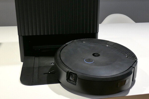 ロボット掃除機「ルンバ」の新最上位モデルはモップの自動洗浄 ロボット掃除機「ルンバ」の新最上位モデルはモップの自動洗浄