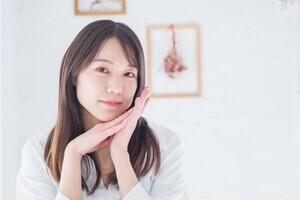 見てないときに見てくる女性の心理は? 脈ありかどうかの見分け方も紹介