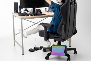 ゲーミングチェアに装着するタイプの防災バッグが登場 - 取り外しも簡単
