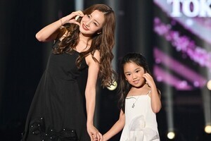 板野友美、親子コーデでランウェイ　キッズインフルエンサー・望蘭とTGC登場