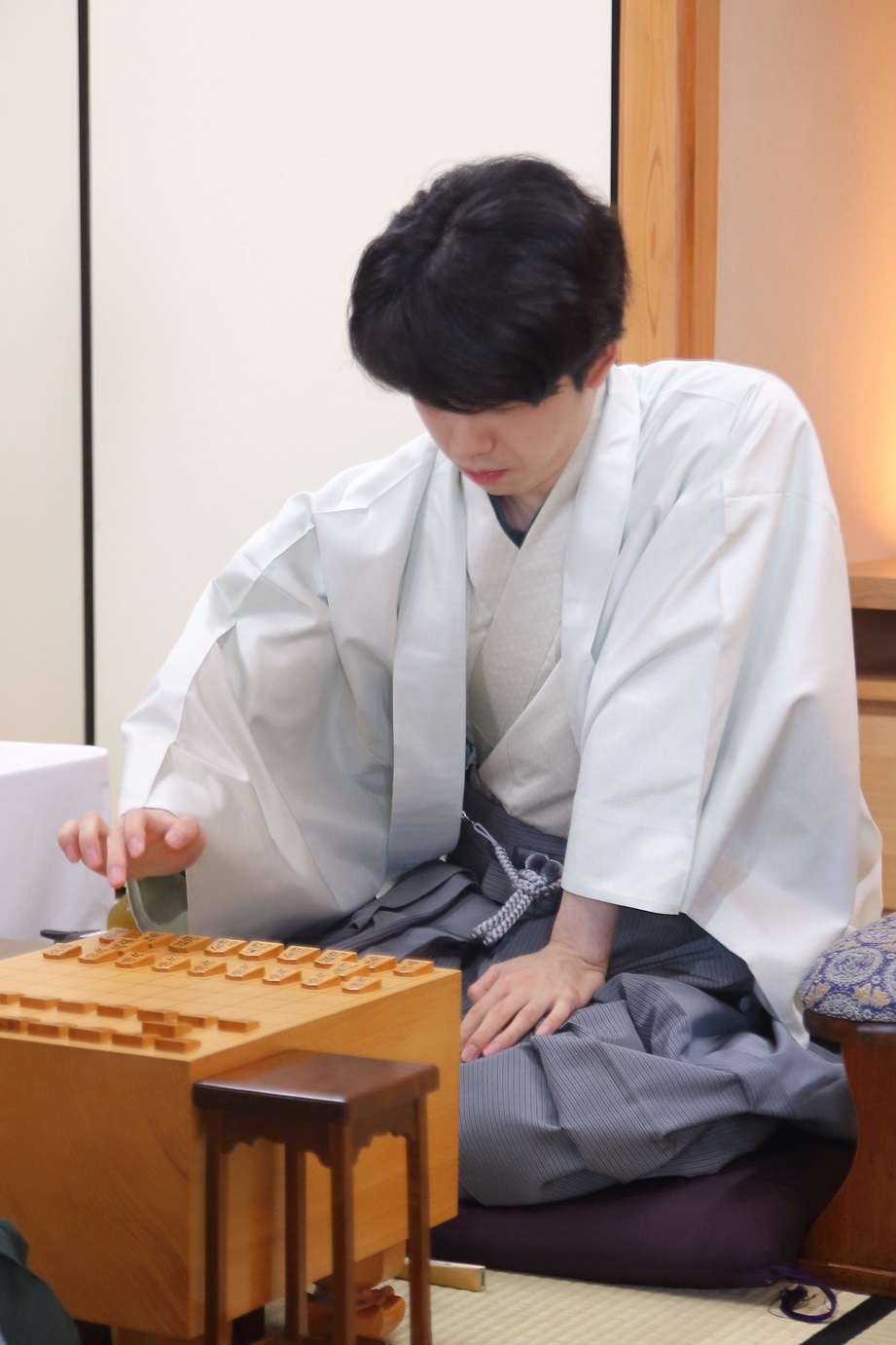 藤井JT杯覇者は局後「中盤は苦しいと感じるところもあったが粘り強く指せた」と振り返った（写真は第72期王座戦五番勝負第２局のもの　提供：日本将棋連盟）