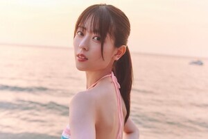 乃木坂46岩本蓮加、初水着カット公開　三角ビキニで大人っぽい表情