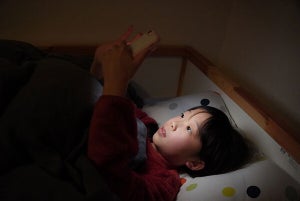 【子どもの睡眠不足】小中学生2割が眠る直前までスマホを使用、「スマホをさわりながら寝落ち」の声も