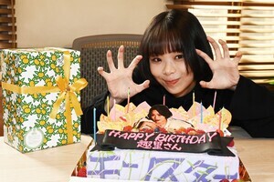 趣里、34歳の誕生日祝われ「えー?」と照れる　ジェシーのダジャレもさく裂