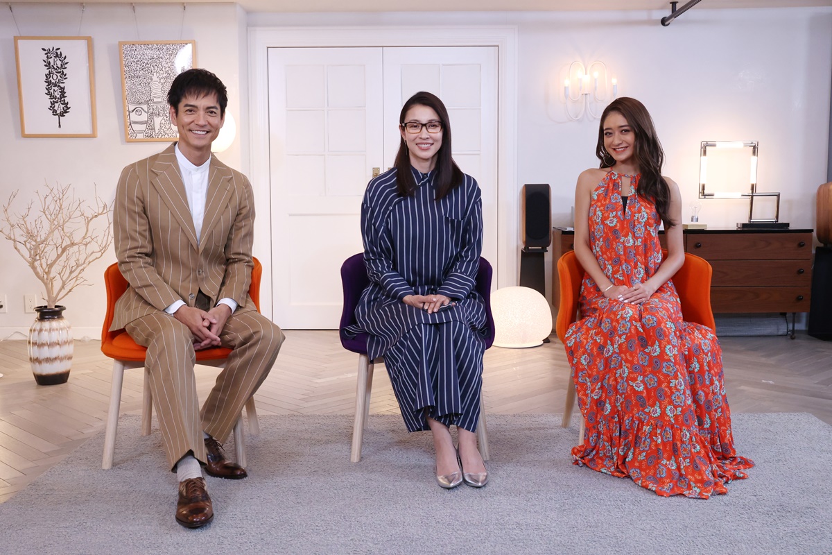 (左から)『突然ですが占ってもいいですか?』MCの沢村一樹、水野美紀、池田美優　(C)フジテレビ