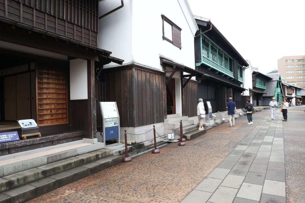  出島内には復元された建物と明治期に建てられた建物が混在し、タイムスリップしたかのよう