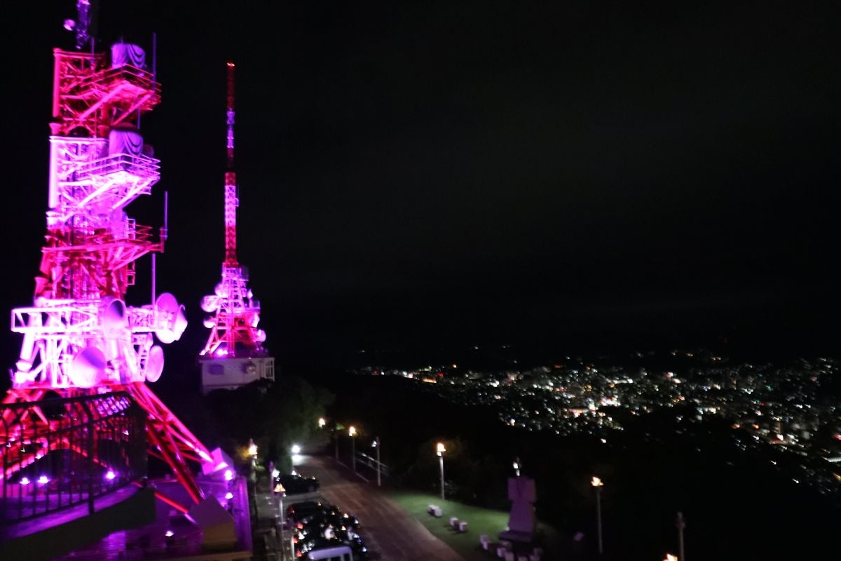 山頂では世界新三大夜景にも認定された。ピンク色にライトアップされているのは電波塔