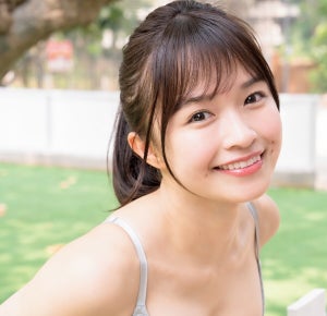 百川晴香、黒のセクシー水着＆艷やかな仕草でセクシー