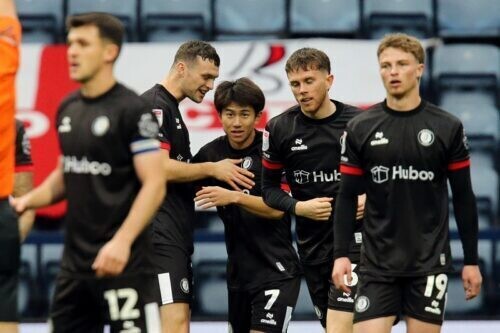 ゴールを挙げて祝福を受ける平河悠 [写真]＝CameraSport via Getty Images