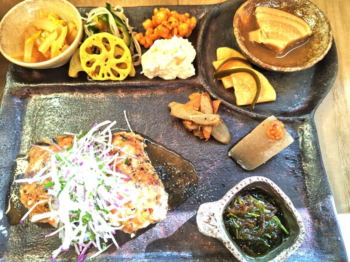 【二宮 グルメレポ】カフェわらさん-落ち着く雰囲気の店内でオーガニッ…