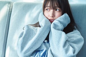 乃木坂46五百城茉央、オーバーサイズのパーカーから美脚のぞかせる