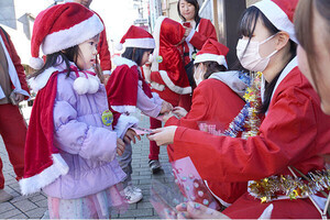 なぜサンタが千住の街を歩くのか、「あだちサンタウォーク」実行委員会にイベントの狙いを聞いた