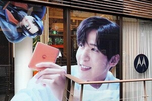 目黒蓮さんがいっぱい！　モトローラ折りたたみスマホ「razr 50」体験カフェ、期間限定オープン