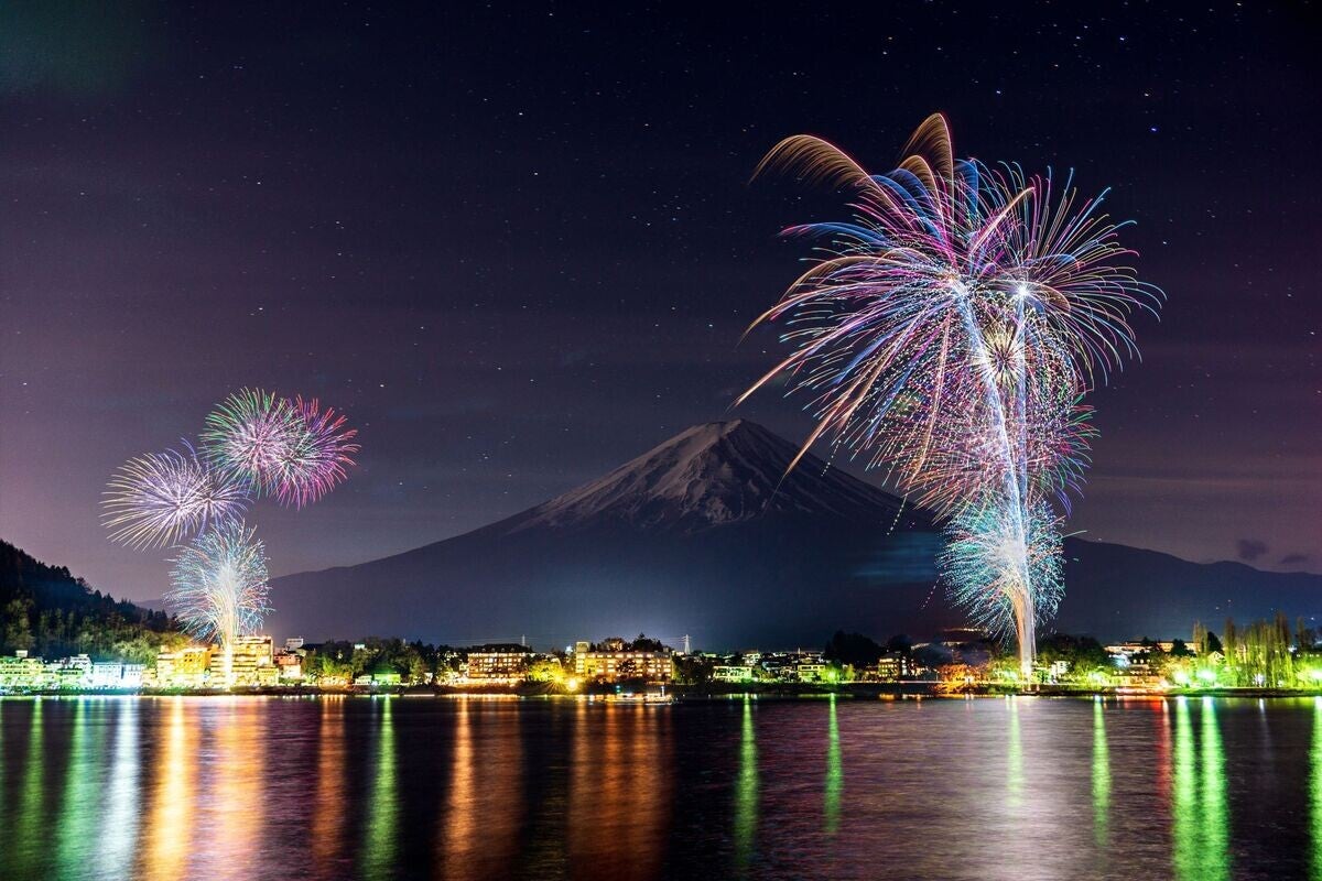 冬の夜空に、花火と雪の富士山がコラボ! 山梨県富士河口湖町のふるさと納税返礼品で食事や宿泊も