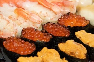 【実食レポ】うに、いくら、中とろもメンバー入り! はま寿司「年末年始限定お持ち帰り」セットでプチ贅沢してみた