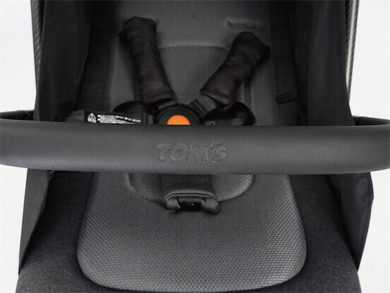 カーボンフレーム採用のライトウェイトベビーカーがトムスより登場！快適な専用サスで乗り心地もバツグン