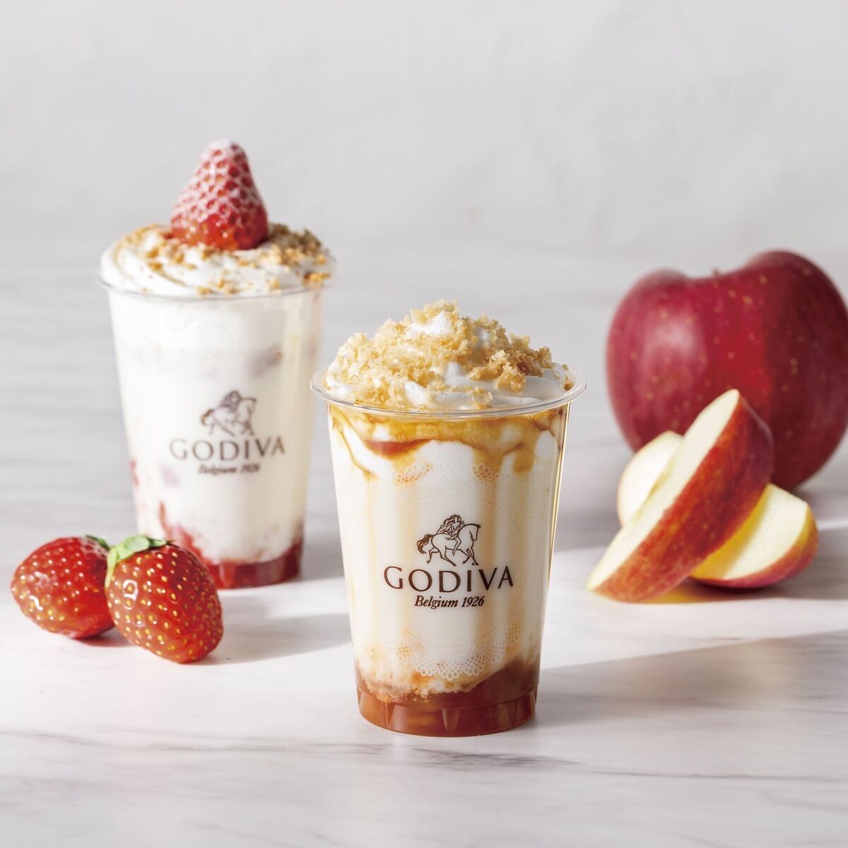 GODIVA café(左)「デザートドリンク 苺のショートケーキ」、(右)「デザートドリンク アップルパイ」