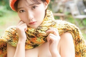 田中美久、胸元あらわなチューブトップ水着にニット帽&マフラー　『BOMB』表紙