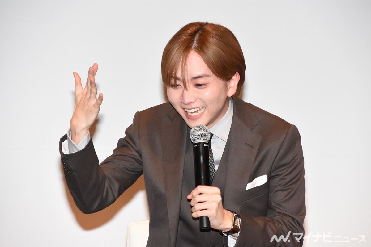 赤面して手で顔を仰ぐ板垣李光人