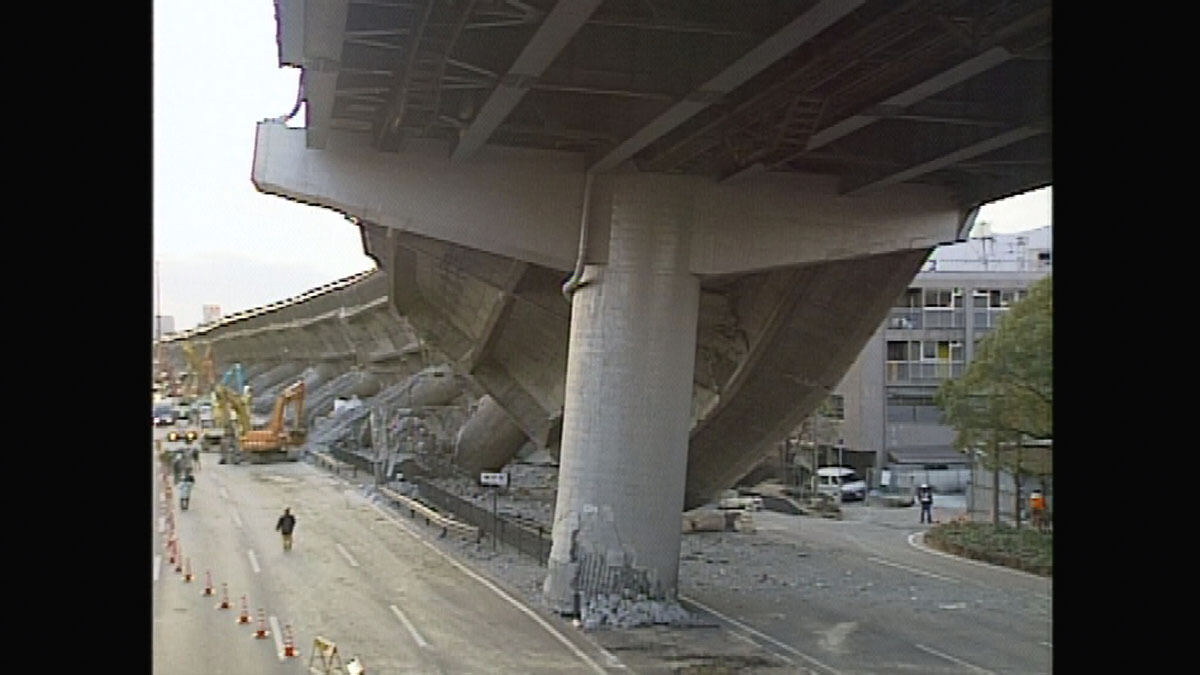 倒壊した高速道路の橋脚
