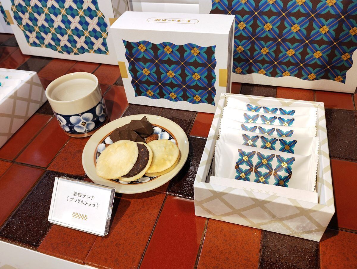 煎餅サンド「プラリネチョコ」/5個入り（1,296円）と10個入り（2,592円）